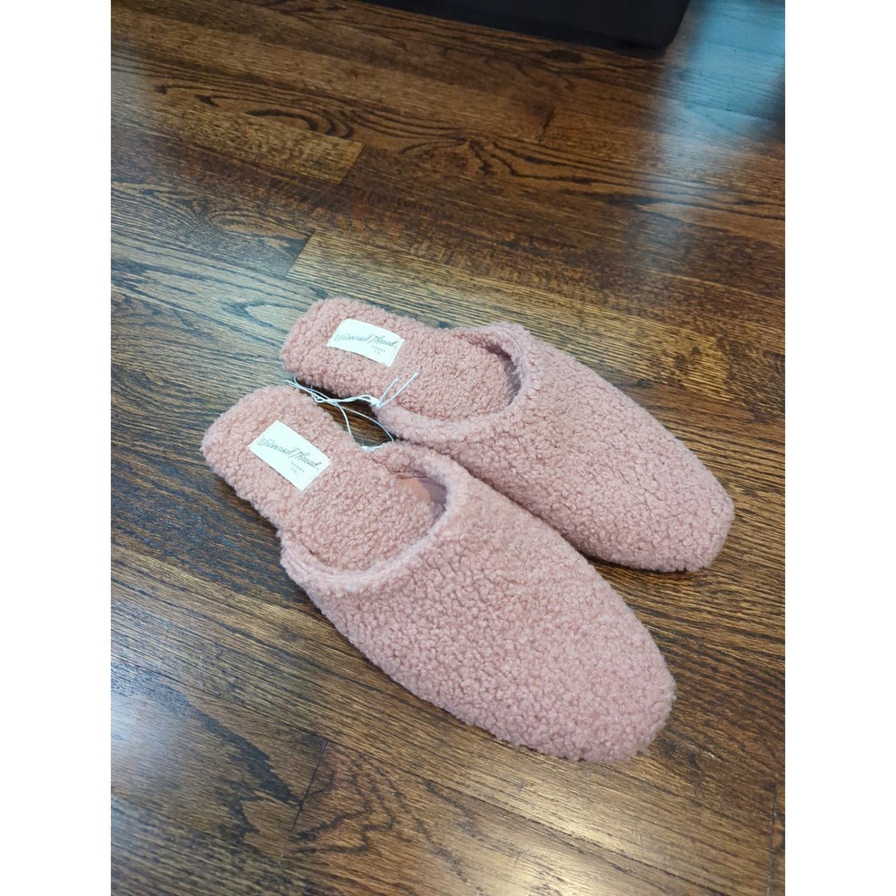NEW Universal Thread Pink Sherpa Slippers